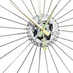 velo horloge roue, velo design, cyclisme, velo cadeau, eco-horloge, specialized-roubai, bike clock, cycling, ecofriendly gift, recycled bicycle gear desk clock, upcycled clock, bicycle clock, cycling gift,