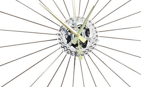 velo horloge roue, velo design, cyclisme, velo cadeau, eco-horloge, specialized-roubai, bike clock, cycling, ecofriendly gift, recycled bicycle gear desk clock, upcycled clock, bicycle clock, cycling gift,